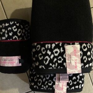 Betsey Johnson Cheetah Print Towels set
